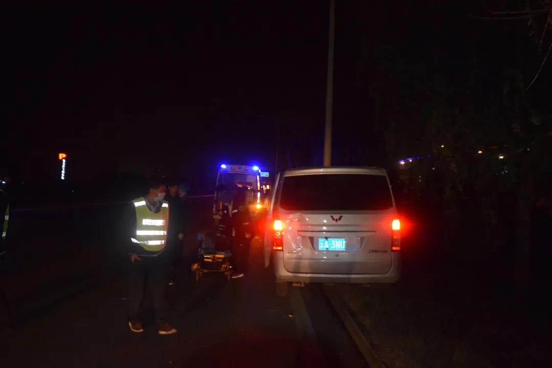 戴好头盔被汽车撞竟然没事的场景,一盔一带两车相撞有惊无险