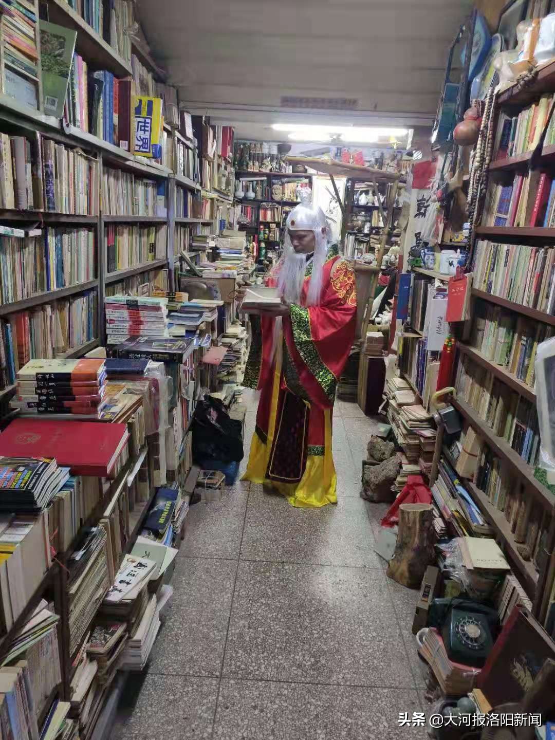 扮月老与游客合影不要钱,禁止老人沉迷手机