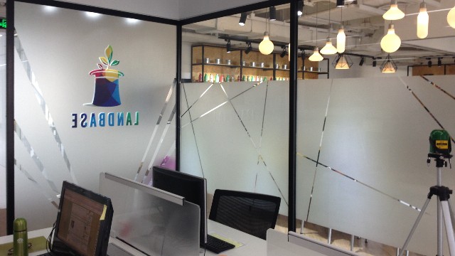 办公室磨砂玻璃隔断效果图,办公室隔断磨砂玻璃贴膜材料模板