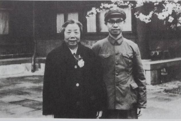 周总理最后2年，体重61斤平均40天一场手术，临终前苦等发妻