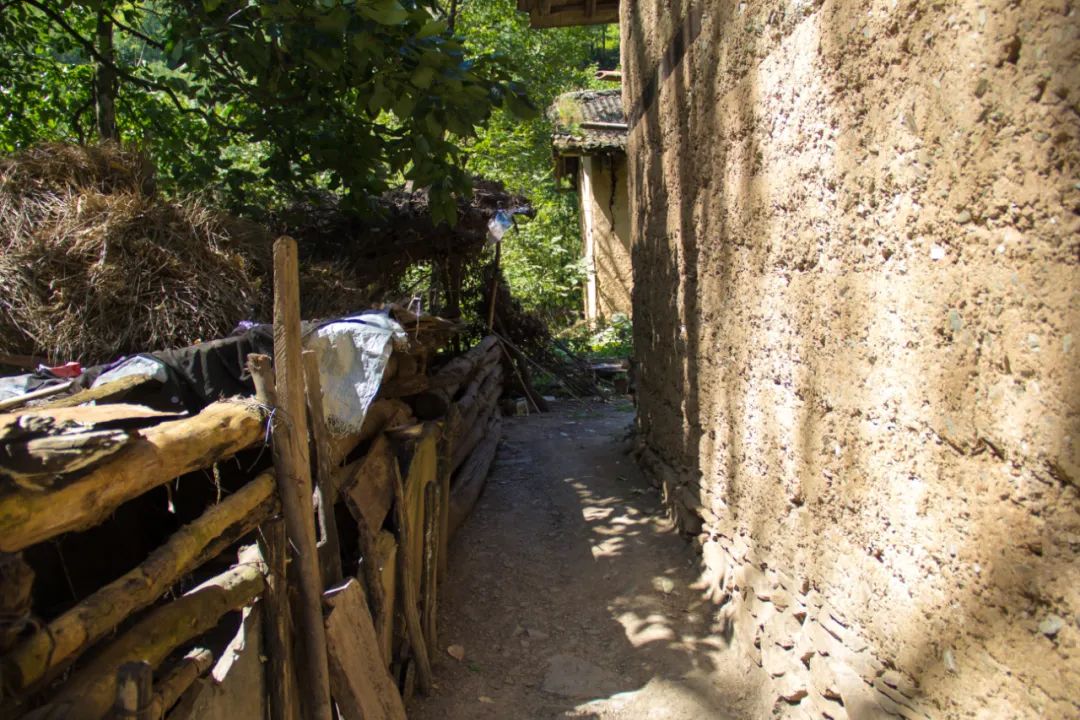 秦岭山中出现一茅屋，主人不在家，只见门口板凳上放着一个铜烟锅