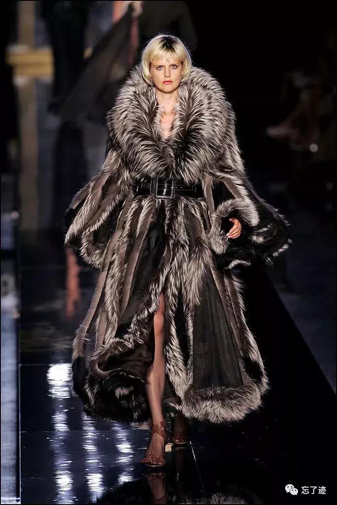 时装t台及镜前造型,时装t台秀套装