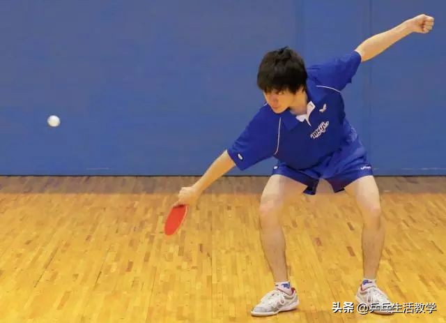 乒乓球三分球,乒乓球重心在两脚中间的步伐
