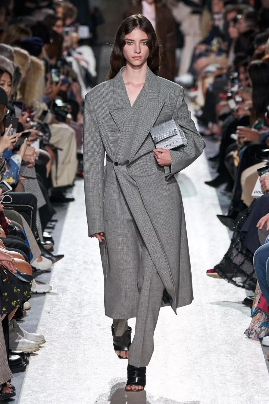 2020流行什么颜色的衣服,今年最流行的衣服颜色是什么颜色