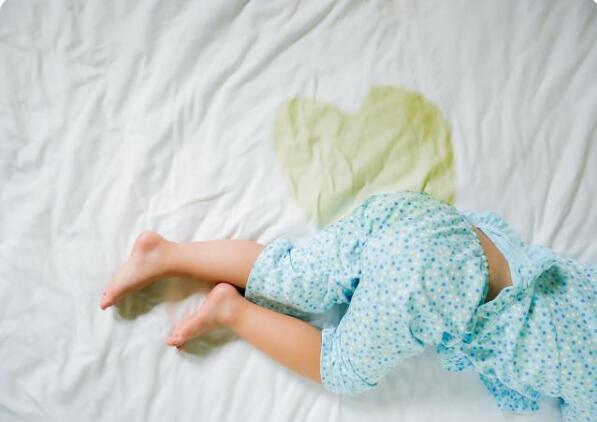 女儿尿床后的应对方法,七岁女儿偶尔尿床怎么教育