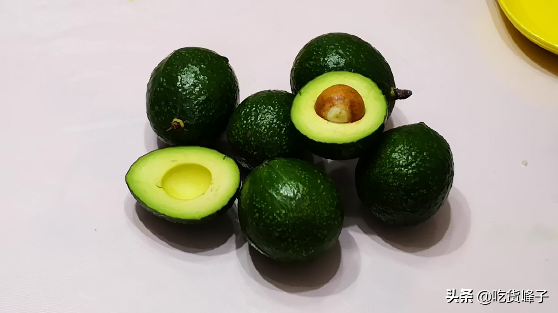 市场上的牛油果怎么挑选,牛油果好吃便宜