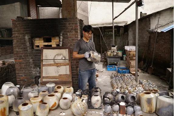 靠锯木头火爆国外，4000w人想当他孙子的大爷，到底有多牛x？