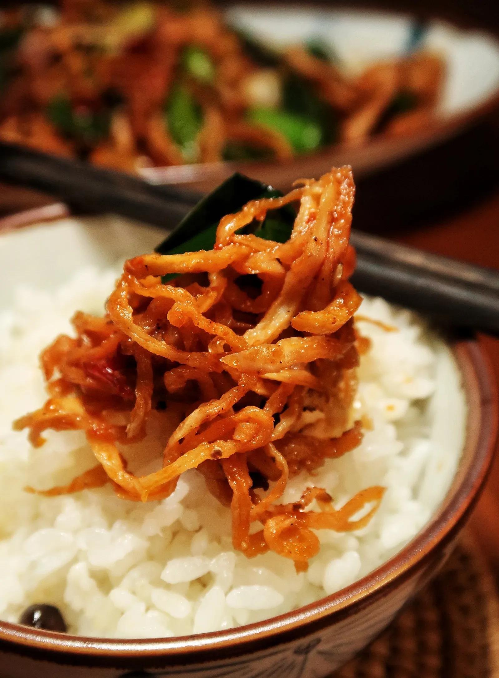 那些粗剌剌的萝卜条子，在凛冽的冬日喝上三四天的风，就蔫瘦了。