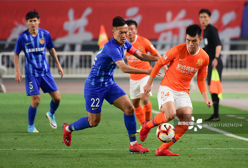 他退役6年后重返中超，面对*力暴**他一个转身触动全国球迷