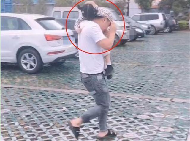 又火了一个不靠谱爸爸：用3岁女儿挡雨，真是“父爱如山体滑坡”