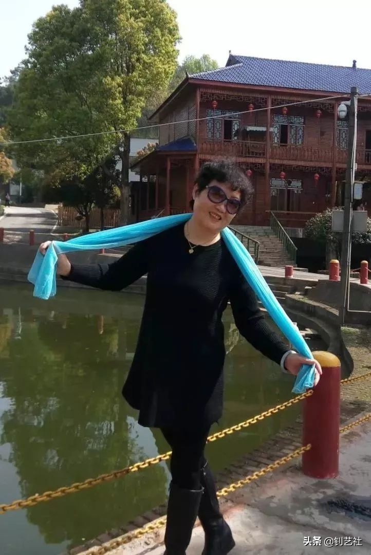 大妈旅游拍照姿势大全高级感,中国大妈旅游团拍照