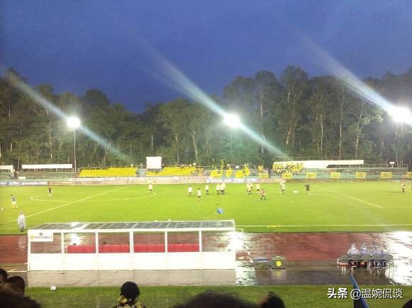 囧!国足客场战菲律宾,球场状况糟糕,球迷说如同游戏实况训练场