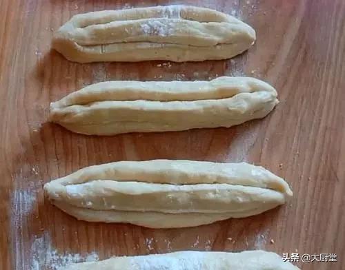 面粉怎么做油条不用鸡蛋和酵母粉,一碗面一个鸡蛋教你在家做油条