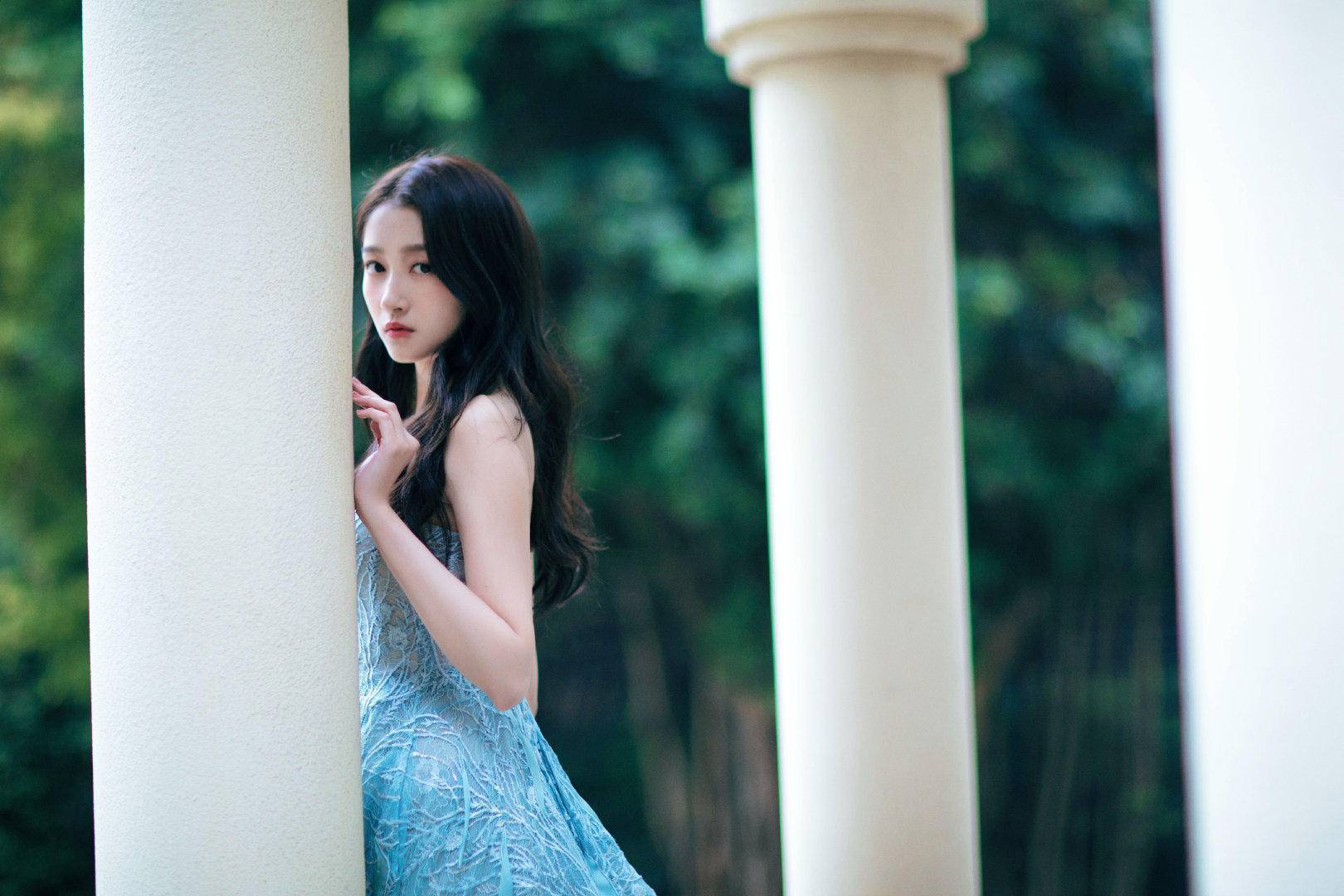 关晓彤深夜秀香肩,关晓彤上班路透照曝光