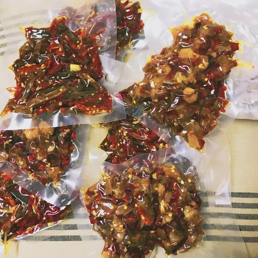 自贡人吃冷吃兔视频,自贡本地人冷吃兔