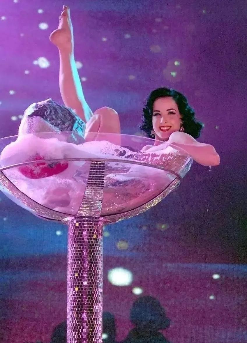 她19岁成为脱衣舞娘身家2亿,拒绝查尔斯邀约,女人都会被她迷住