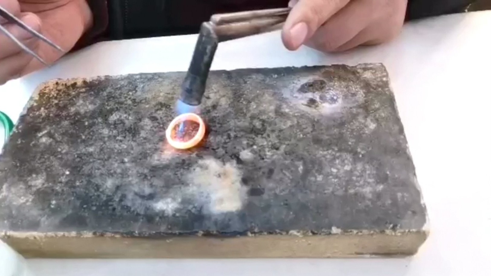 新购买的足金情侣戒指焊成死口，省得缠红绳麻烦，再也不会刮手啦