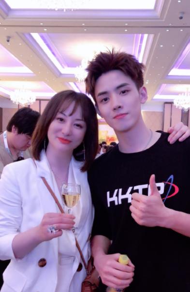 刷微博容易手滑怎么办？张艺兴告诉你答案，杜华学着点