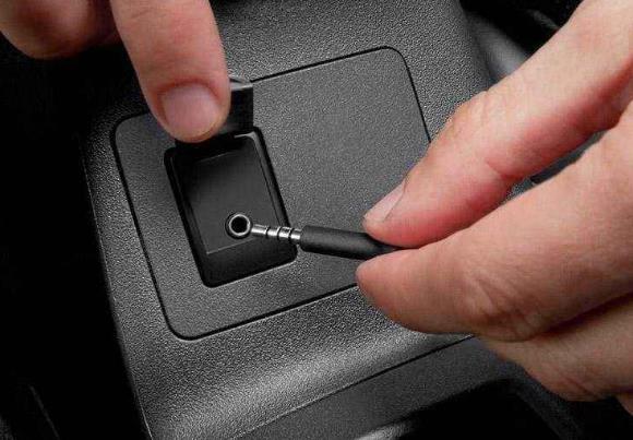 汽车上aux插口都能干啥用,汽车aux插口有什么用途