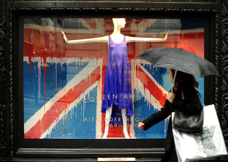 老佛爷退休、纪梵希去世、麦昆自杀……回顾20年来时装圈13件大事