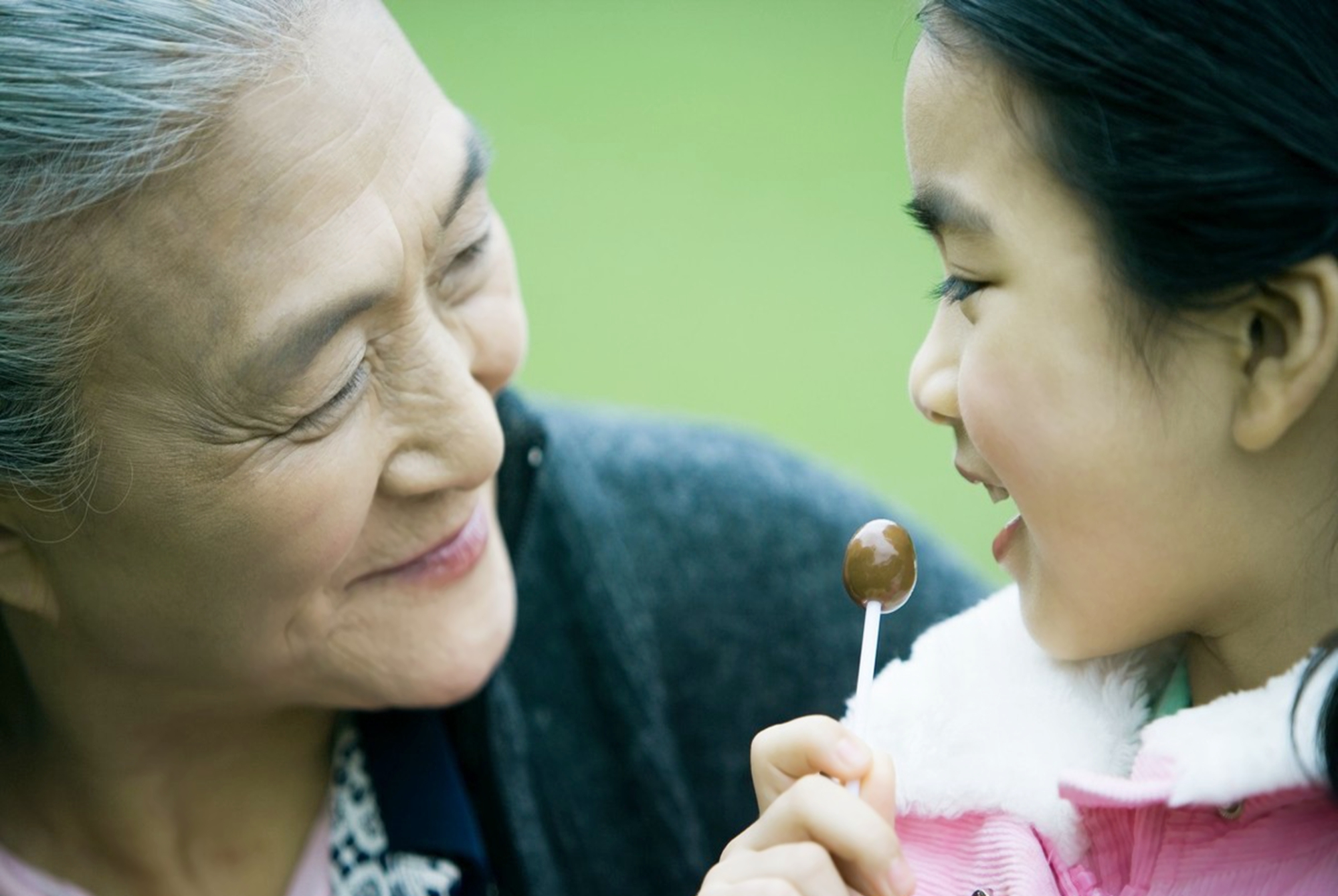 孙子外孙一字之差,老人给“压岁钱”差太多,宝爸气不过当场离席
