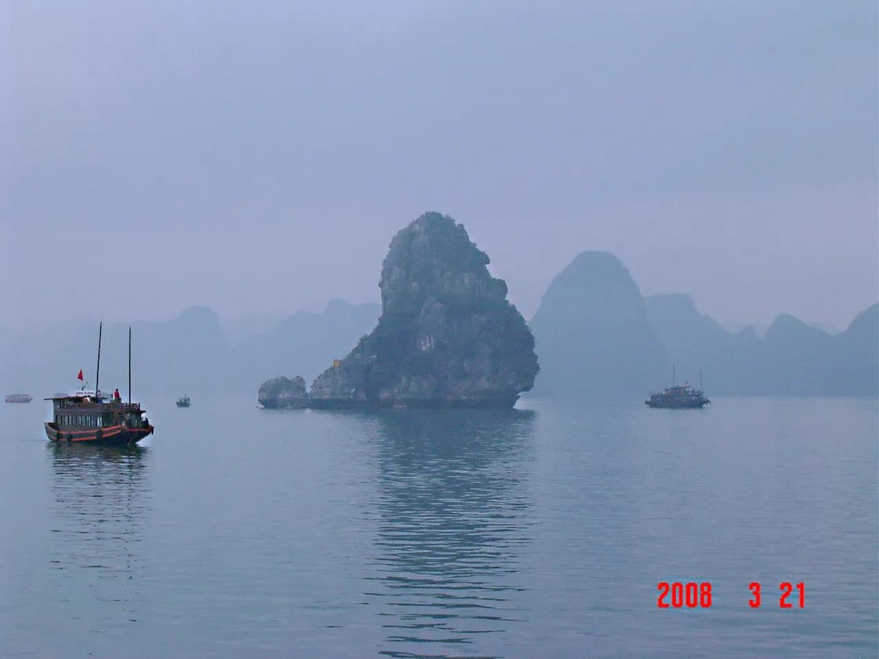 和欧美游客同船参加下龙湾一日游