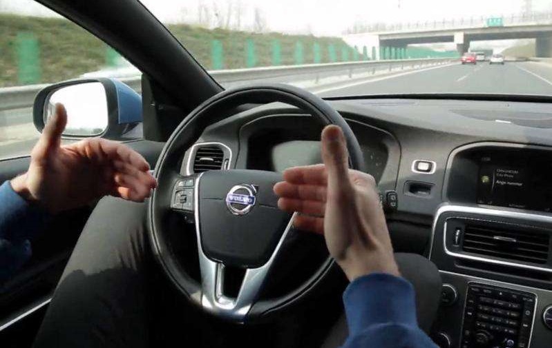 汽车意外落水正确做法,汽车坠河该如何逃生