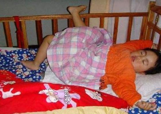 为什么小孩爱踢被子,有个爱踢被子的宝宝怎么办
