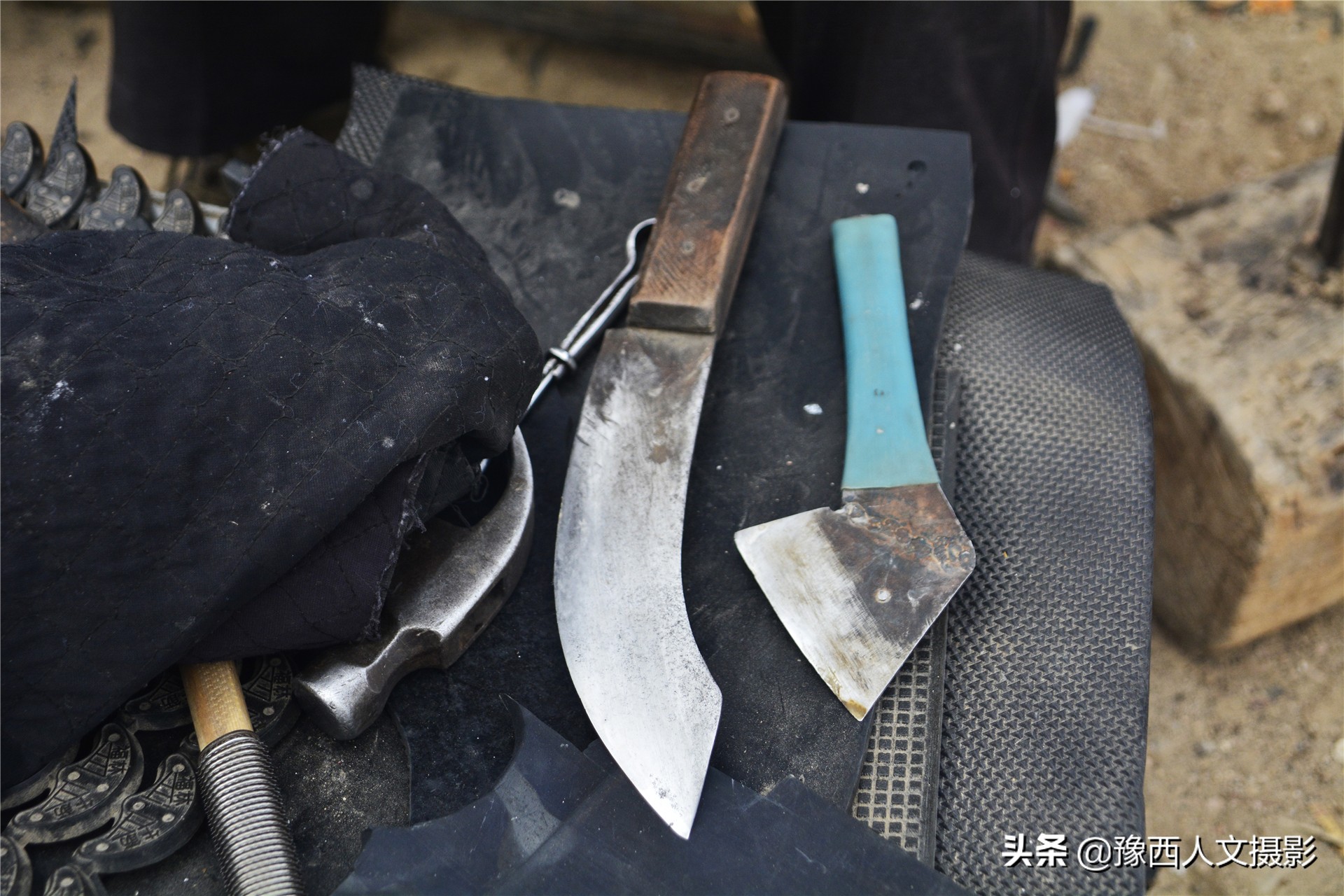 农村包工头捡到一把锋利小刀,转行修皮鞋,30年熬走6位老师傅