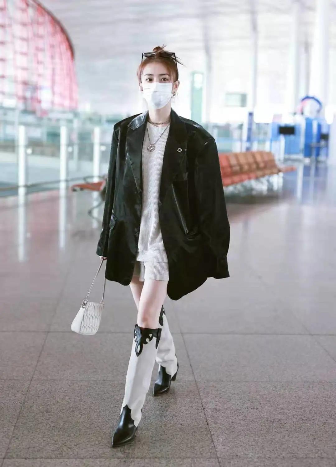 杨幂穿连体短裤时尚大片,杨幂现身粉色风衣配短裤