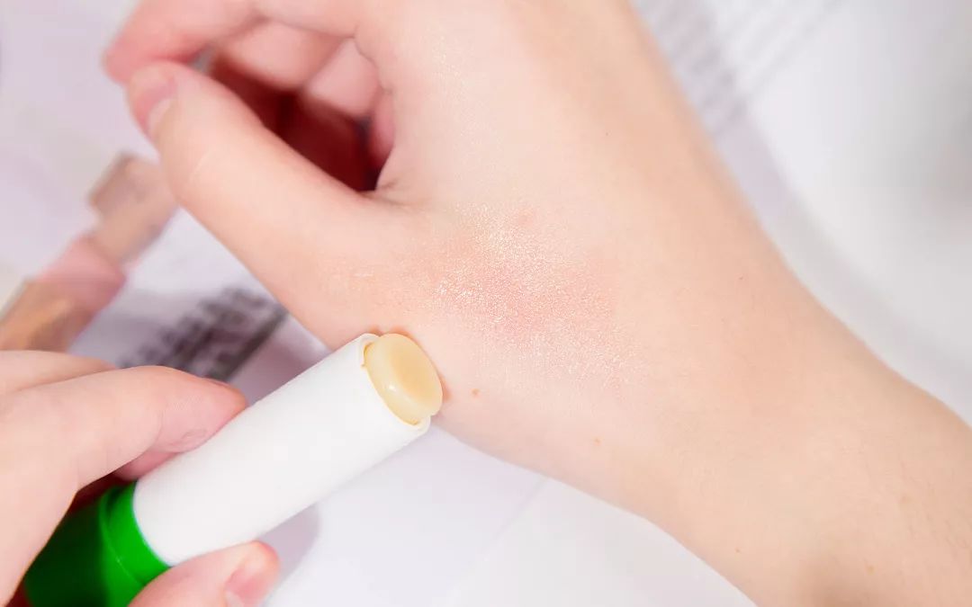 让你的嘴唇滋润一整天,让嘴巴嫩的唇膏