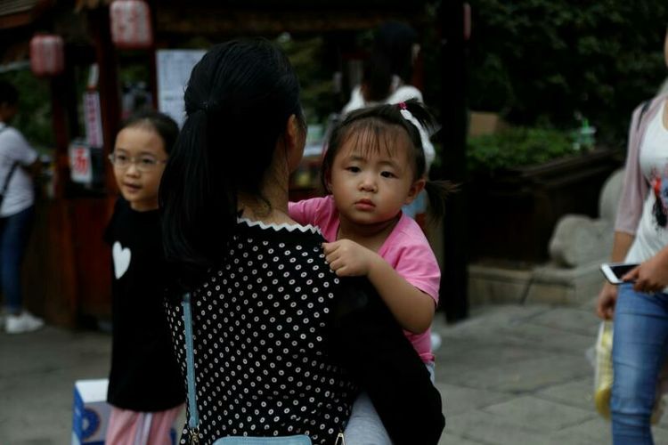 庆国庆出门扫街拍照，专门拍摄娃娃照片，展示洛阳休闲生活