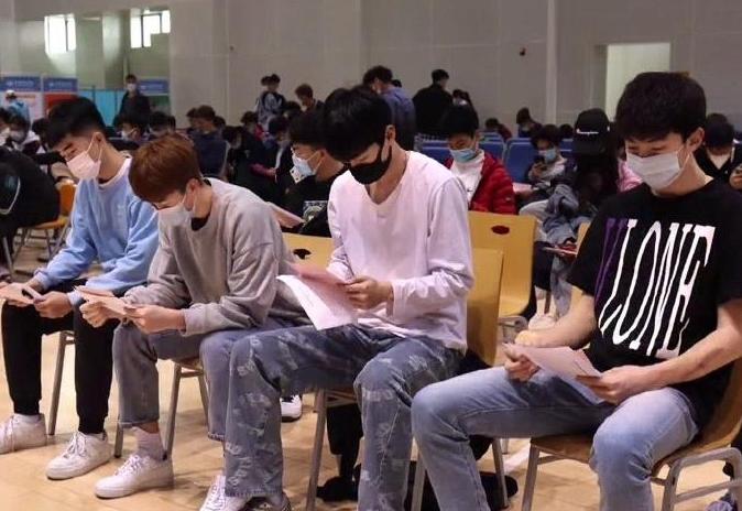 高中体育生“打疫苗”，完美身材太养眼，连老阿姨都心动了