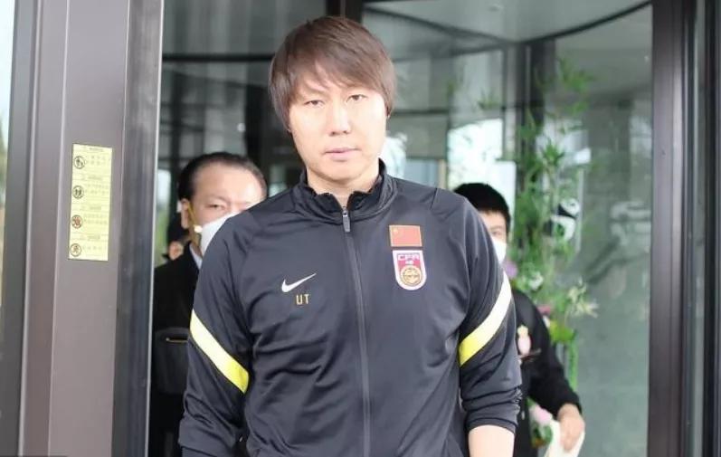 李铁国足搞笑训练,国足主帅李铁谈对阵