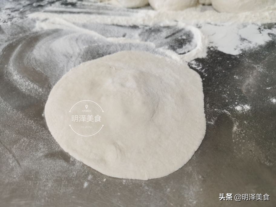 这种蔬菜很少生虫,用它做馅蒸包子,味道鲜香,我一次能吃四五个