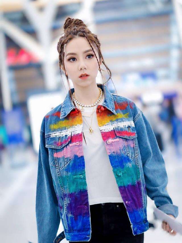 邓紫棋泳装和夏装哪个好看,邓紫棋晒泳装照引发争议