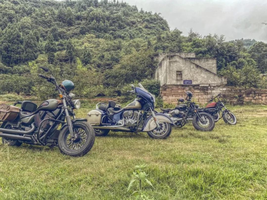 成都帅大叔卖周边，这群怕老婆的男人，偷拿私房钱也要买