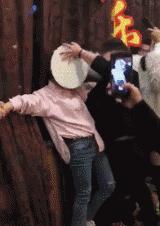 爆笑gif妹子你都拖大家的后腿了,搞笑gif妹子绝对是一位运动健将