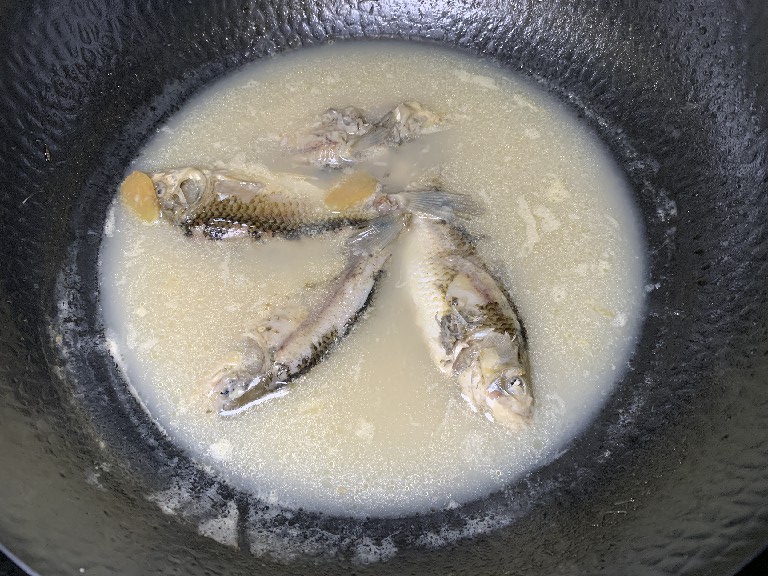 炖鲫鱼汤到底用冷水还是热水,炖鲫鱼汤里面加什么最好