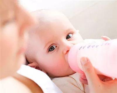 初生儿突然吸不出母乳必须用奶瓶,婴儿只会吃奶瓶不会吸母乳怎么办