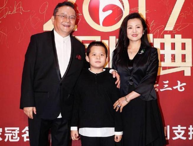 10位嫁给老大叔的女星,嫁给大爷的8位女星