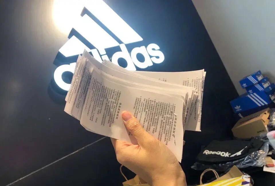 在哪里买耐克阿迪便宜正品,现在耐克阿迪的专卖店都打折了吗