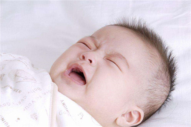 宝宝睡觉喜欢摸着妈妈的鼻子,宝宝为什么睡觉喜欢摸妈妈的脸