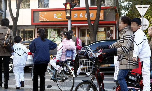 在日本接送孩子上下学,日本让孩子上下学