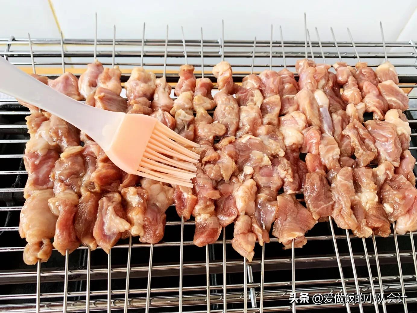 羊肉串可以直接烤么,羊肉串怎么烤能烤出烧烤店的味道