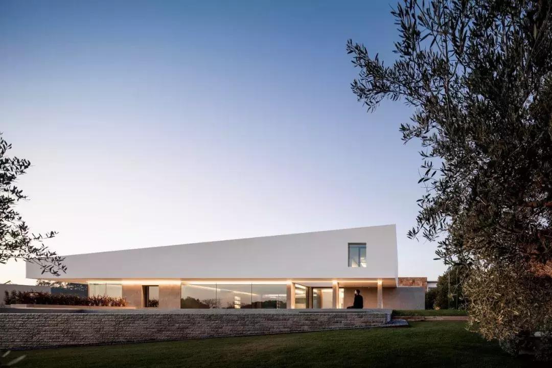 看似简单的白色极简，室内却如此惊艳