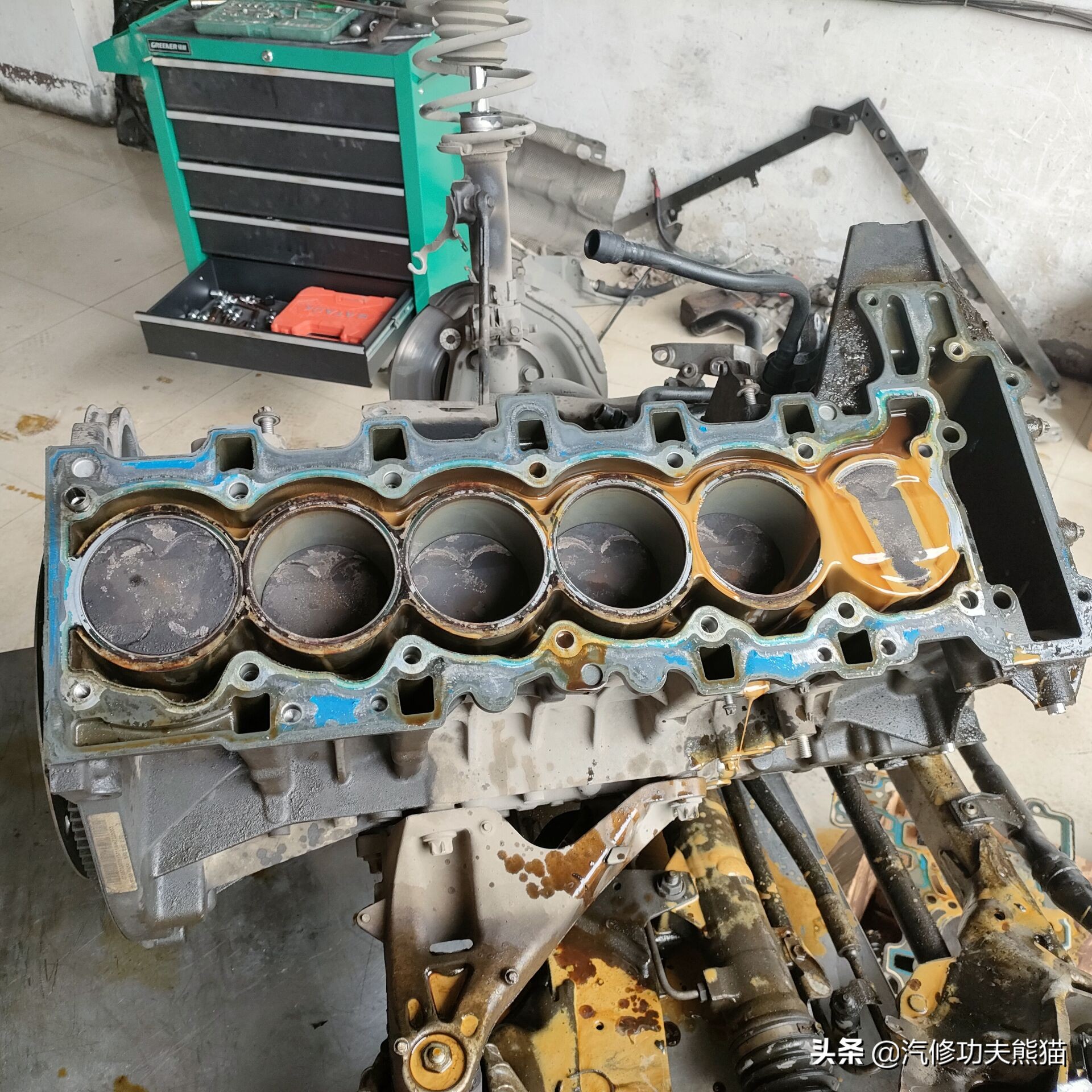 宝马e90325i2007款,宝马e90漏机油通病