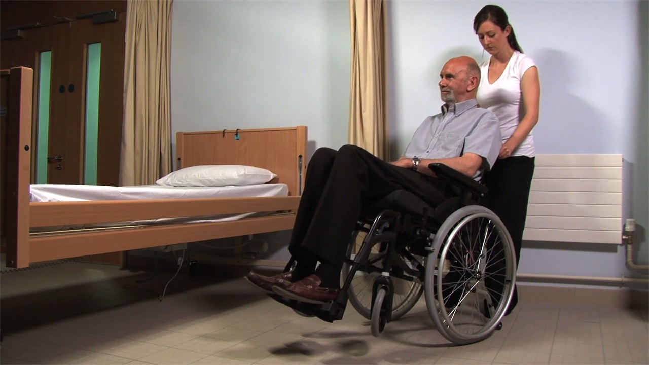 瑞士22岁大学生，发明“自动爬楼梯”轮椅，像坦克的履带？