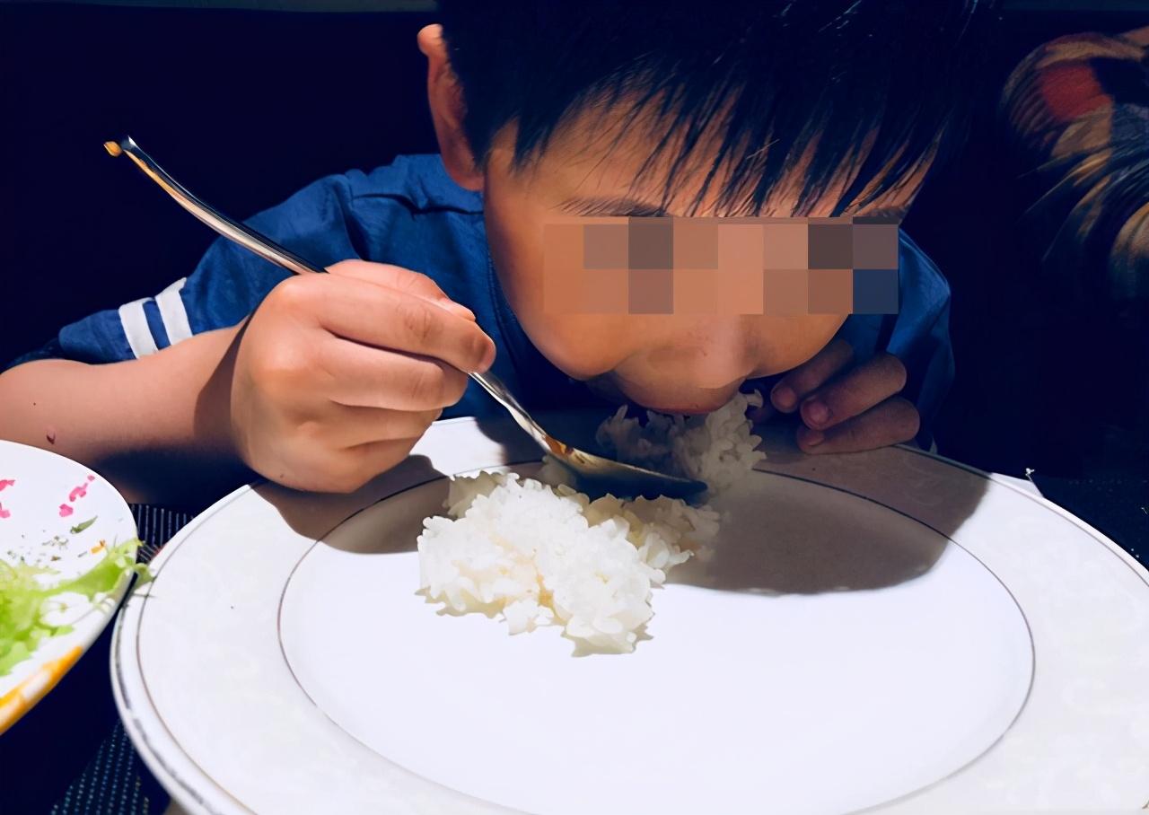 小孩被鱼刺卡喉咙了怎么办,小孩被鱼刺卡喉咙的最佳处理方法
