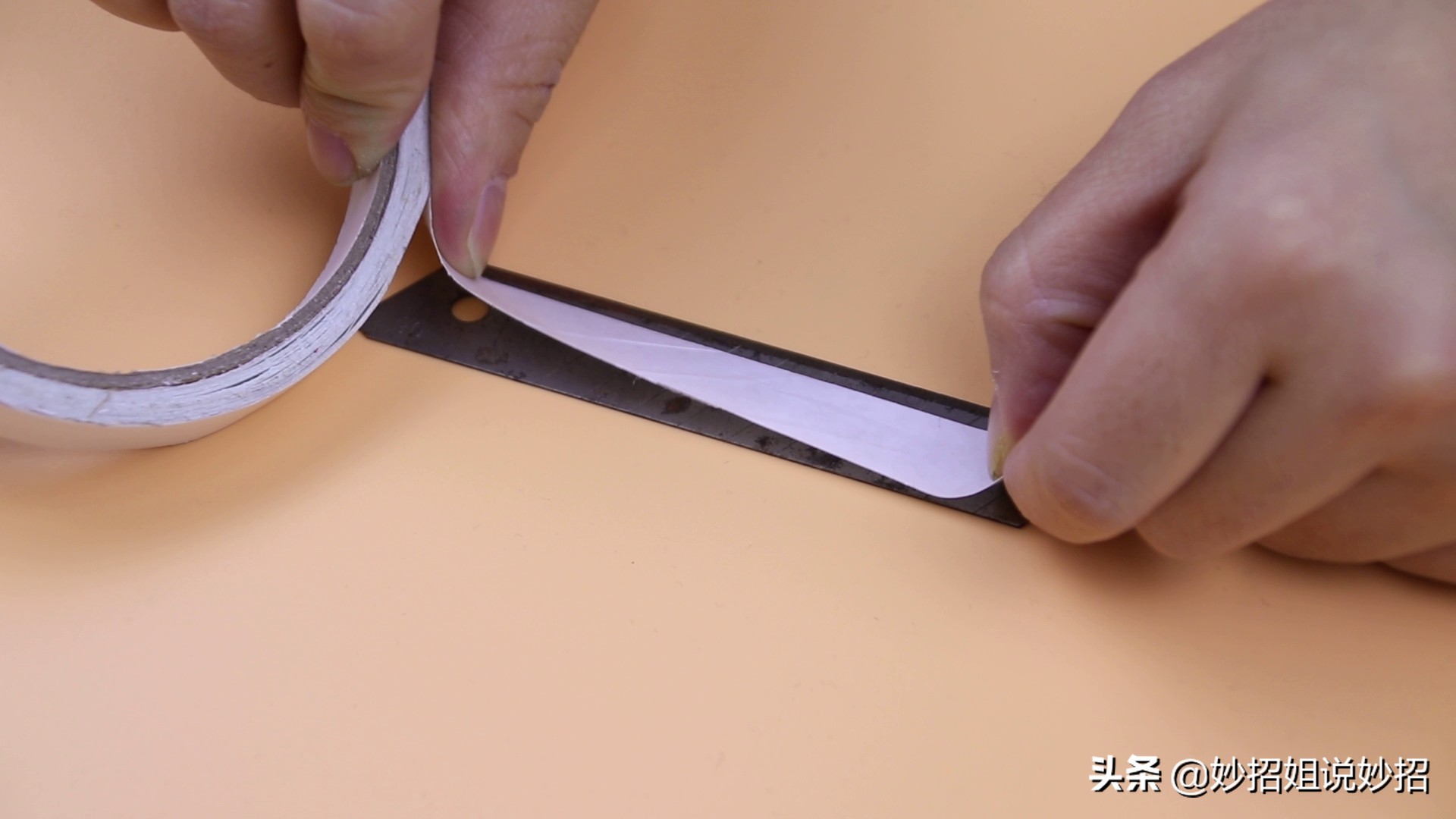 衣服起球了有剃毛球工具吗,毛衣起球不用慌一把梳子轻松搞定